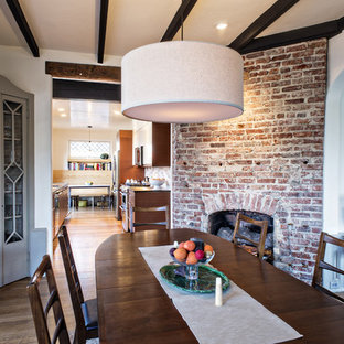 Idées déco pour une salle à manger moderne avec une cheminée d'angle.