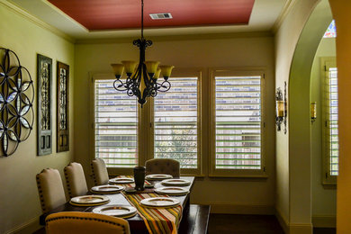 Dining room photo in Houston