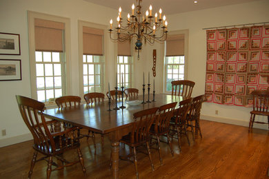 Foto de comedor clásico grande con paredes blancas y suelo de madera en tonos medios