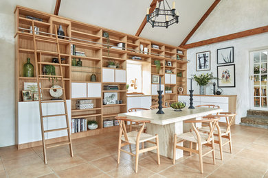 Esempio di una sala da pranzo tradizionale di medie dimensioni con pavimento con piastrelle in ceramica, pavimento beige e pareti bianche