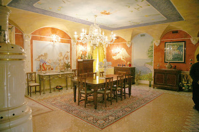Imagen de comedor de cocina clásico grande con suelo de mármol, todas las chimeneas y marco de chimenea de baldosas y/o azulejos