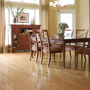Ispirazione per una sala da pranzo aperta verso il soggiorno tradizionale di medie dimensioni con pareti gialle e parquet chiaro