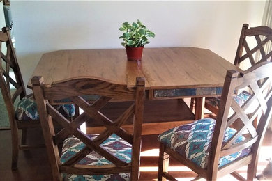 Diseño de comedor de cocina de estilo americano de tamaño medio con paredes blancas y suelo de madera clara