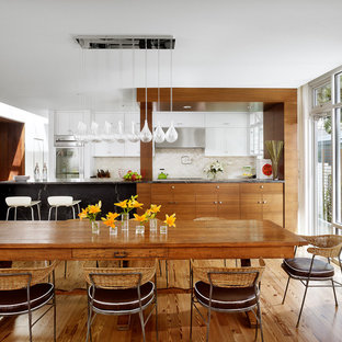 Imagen de comedor de cocina vintage con paredes blancas y suelo de madera en tonos medios