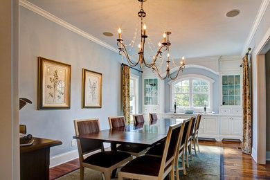 Стильный дизайн: большая кухня-столовая в классическом стиле с синими стенами, паркетным полом среднего тона и коричневым полом без камина - последний тренд