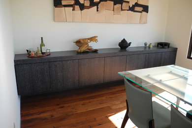 Example of a minimalist dining room design in San Diego