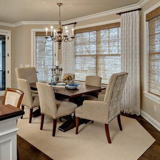 Foto di una sala da pranzo aperta verso la cucina classica di medie dimensioni con pareti beige, parquet scuro e nessun camino
