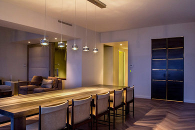 Imagen de comedor moderno extra grande abierto con paredes blancas y suelo de madera en tonos medios