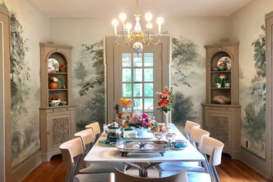 Inspiration pour une salle à manger traditionnelle de taille moyenne avec parquet clair et un sol orange.