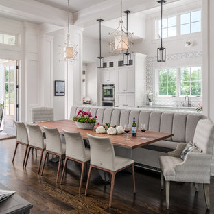 Diseño de comedor de cocina de estilo de casa de campo con paredes blancas, suelo de madera oscura y suelo marrón