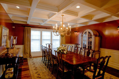 Esempio di una sala da pranzo chic chiusa e di medie dimensioni con pareti marroni, pavimento in legno massello medio, nessun camino e pavimento marrone