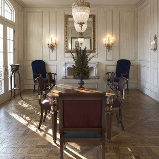 Foto de comedor tradicional con suelo de madera oscura, todas las chimeneas y paredes beige