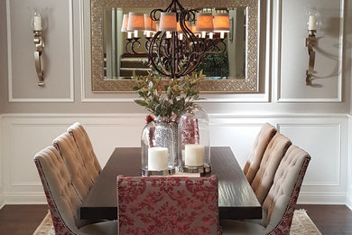 Foto de comedor clásico renovado de tamaño medio cerrado con paredes grises y suelo de madera en tonos medios