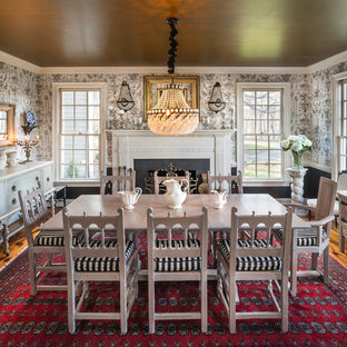 Foto di una grande sala da pranzo chic chiusa con pareti bianche, camino classico, cornice del camino in pietra, pavimento in legno massello medio e pavimento marrone
