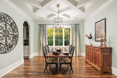 Cette image montre une salle à manger ouverte sur la cuisine avec un sol en bois brun.