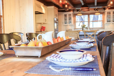 Imagen de comedor de cocina rústico grande con paredes beige, suelo vinílico y suelo marrón