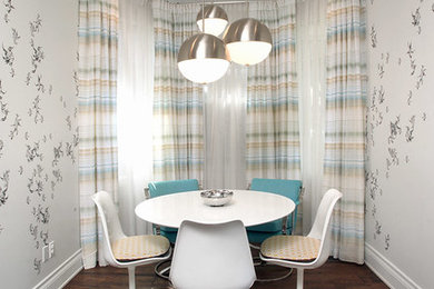 Idee per una sala da pranzo aperta verso la cucina minimalista di medie dimensioni con pareti bianche e parquet scuro