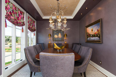 Exemple d'une salle à manger chic fermée et de taille moyenne avec un sol en bois brun et un mur violet.