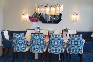 Cette image montre une salle à manger traditionnelle fermée et de taille moyenne avec un mur bleu et un sol en bois brun.