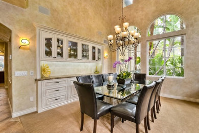 Ispirazione per una sala da pranzo aperta verso la cucina classica di medie dimensioni con pareti beige, moquette e pavimento beige