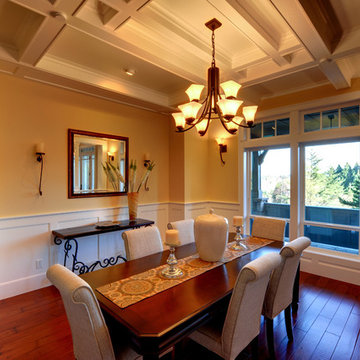 Dining Room staged by Synergy Staging