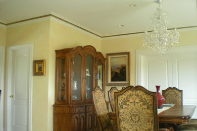 Dining room with decorative wall finish.