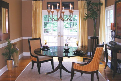 Idée de décoration pour une grande salle à manger ouverte sur la cuisine tradition avec un sol en bois brun.