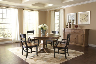 Example of a classic dining room design in Boston