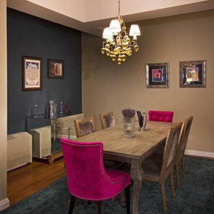 Ispirazione per una sala da pranzo eclettica chiusa e di medie dimensioni con pareti beige e pavimento in legno massello medio