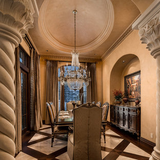 Idee per un'ampia sala da pranzo chic chiusa con pareti beige, pavimento in marmo, camino bifacciale, cornice del camino in pietra e pavimento multicolore