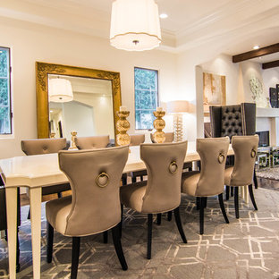 Idee per una grande sala da pranzo aperta verso il soggiorno chic con pareti bianche, parquet scuro, camino classico, cornice del camino in cemento e pavimento marrone
