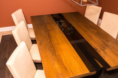 Пример оригинального дизайна: отдельная столовая среднего размера в стиле неоклассика (современная классика) с оранжевыми стенами и паркетным полом среднего тона без камина