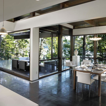 Dinning Room Connected to Kitchen and Patio