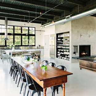 Modelo de comedor industrial, abierto, con paredes beige y suelo blanco