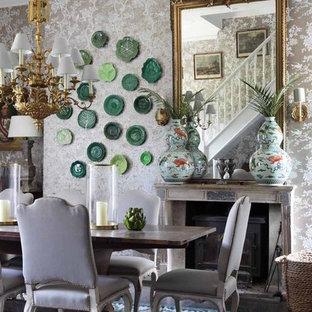 Shabby-Look Esszimmer mit beiger Wandfarbe, dunklem Holzboden und Kamin in Dorset