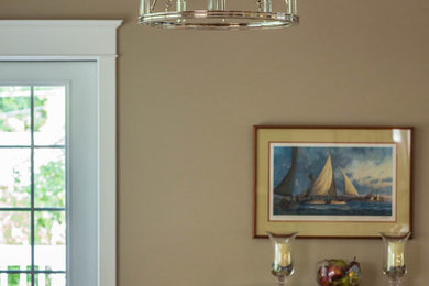Foto de comedor de estilo americano de tamaño medio con paredes beige y suelo de madera oscura