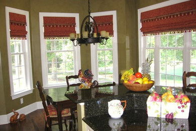 Идея дизайна: кухня-столовая среднего размера в классическом стиле с коричневыми стенами, темным паркетным полом и коричневым полом без камина