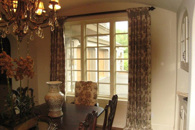 Foto de comedor clásico de tamaño medio cerrado con paredes blancas y suelo de madera en tonos medios