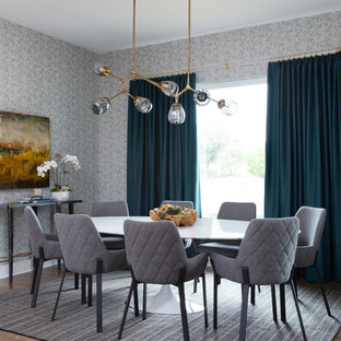 Réalisation d'une salle à manger design de taille moyenne avec aucune cheminée, un mur gris et un sol en bois foncé.