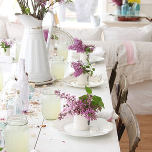 Idéer för att renovera en shabby chic-inspirerad matplats, med mellanmörkt trägolv