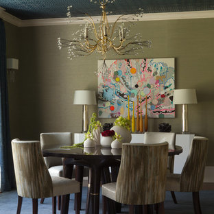 Exemple d'une salle à manger éclectique fermée et de taille moyenne avec un mur beige, moquette et aucune cheminée.