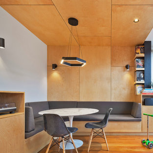Idee per una piccola sala da pranzo aperta verso la cucina moderna con pareti multicolore e parquet chiaro