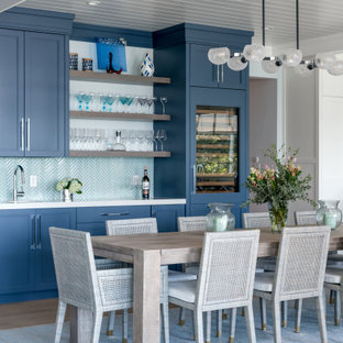 Ispirazione per una sala da pranzo aperta verso il soggiorno stile marino con pareti bianche, parquet chiaro, pavimento beige, travi a vista e soffitto in perlinato