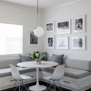 Exemple d'une salle à manger chic avec un mur blanc, un sol en bois foncé, aucune cheminée et un sol noir.