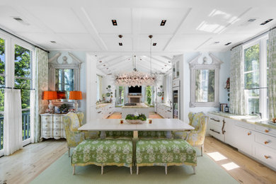 Imagen de comedor de cocina clásico con paredes azules, suelo de madera clara y suelo beige