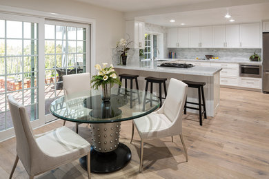 Idées déco pour une salle à manger ouverte sur la cuisine contemporaine de taille moyenne avec un mur beige, parquet clair et aucune cheminée.