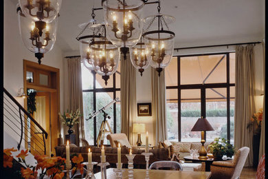 Ispirazione per una grande sala da pranzo aperta verso il soggiorno tradizionale con pareti bianche e pavimento in legno massello medio