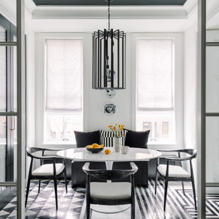 Cette image montre une salle à manger design avec un mur blanc, un sol multicolore et un plafond décaissé.