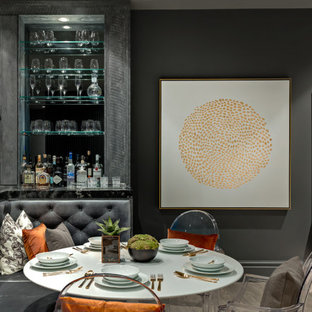 Cette image montre une salle à manger design avec une banquette d'angle, un sol en bois clair et du lambris.