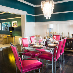 Immagine di una sala da pranzo boho chic chiusa con pareti blu e parquet scuro
